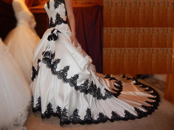 Embroidery Gothic - ชุดแต่งงานสไตล์วินเทจ โกธิค สีดำและสีขาว ชุดเจ้าสาวแบบผูกเชือกด้านหลัง คอร์เซ็ทสั่งตัดได้ พร้อมชายกระโปรงยาวแบบชาเปล