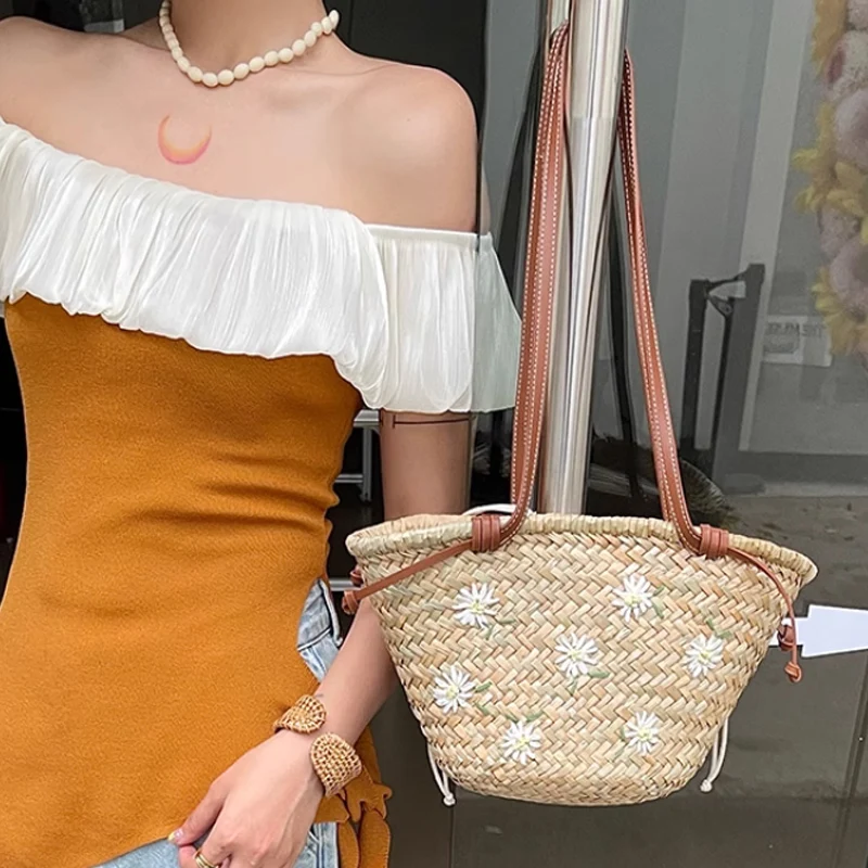 กระเป๋าถือสานฟางธรรมชาติสไตล์ล - Embroidery Bali บทวิจารณ์และราคา